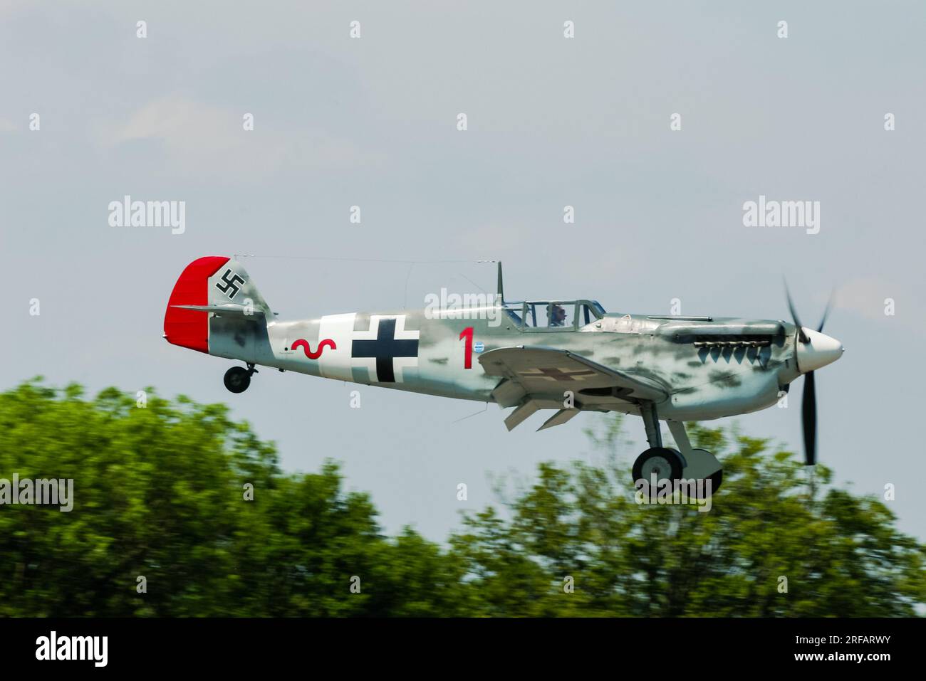 Hispano HA-1112 Buchon G-BWUE à Messerschmitt Me109, couleurs de l'avion de chasse de la Luftwaffe. Marqué comme Hauptmann Werner Schroer BF 109G-2/trop 'Red 1' Banque D'Images