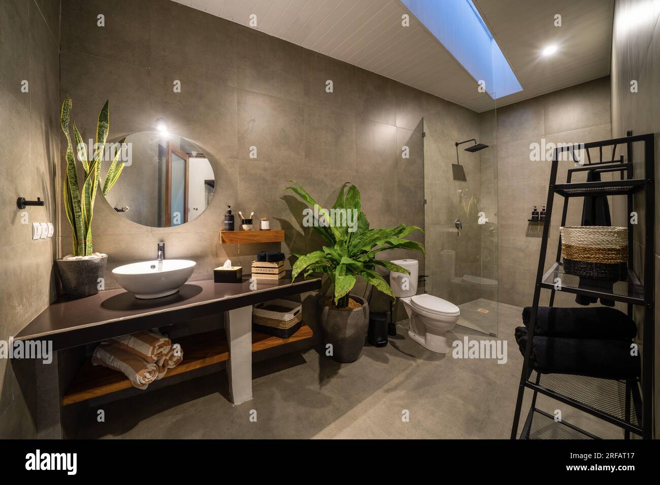 Salle de bain luxueuse avec béton poli sur les murs et PVC sur le sol. Salle de bains moderne avec murs cirés. Banque D'Images