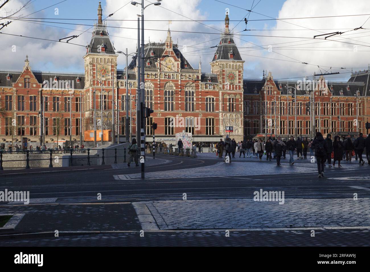 La gare centrale d'Amsterdam est le principal centre de transport de la ville d'Amsterdam Banque D'Images