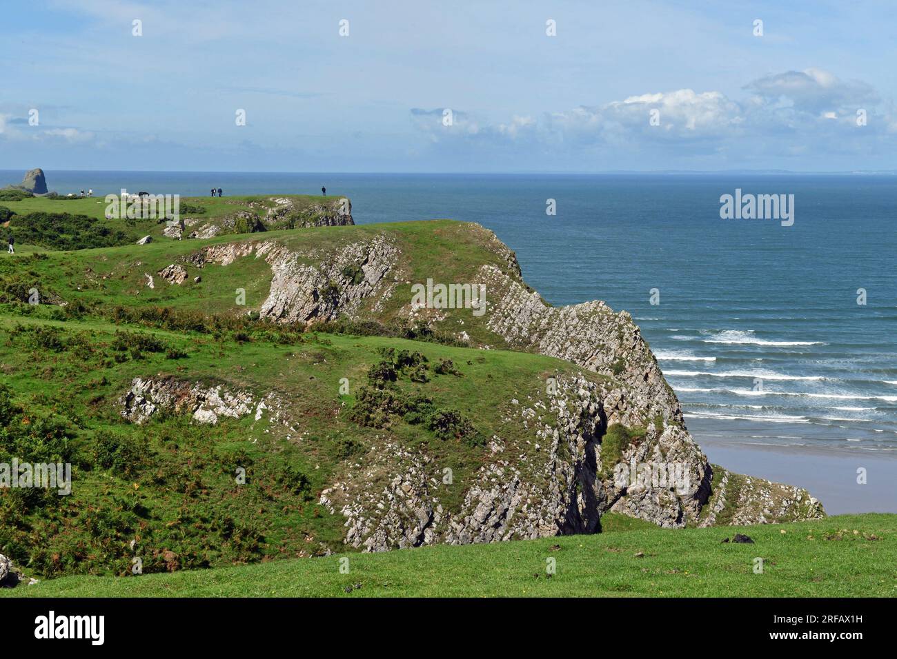 Vue le long des falaises et sur la tête du ver lui-même. Ceci est très très proche du village de Rhossili avec de très nombreux visiteurs à venir. Banque D'Images