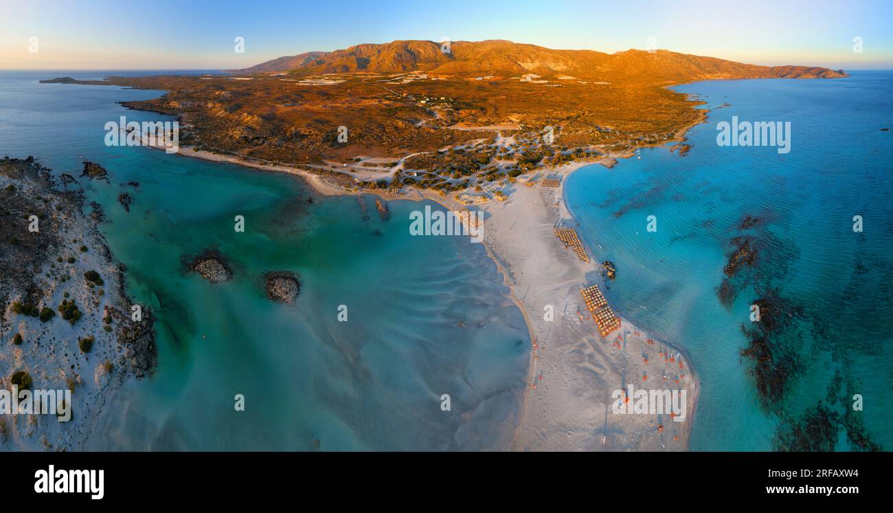 Grèce, Crète, Elafonisi Lagoon plage avec plage de sable rose et mer de Libye Banque D'Images
