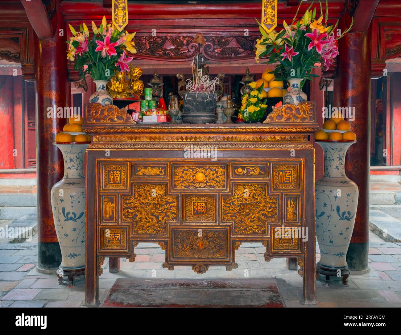 Vietnam : autel principal, autel à Confucius, Grande Maison des cérémonies, Temple de la Littérature (Van Mieu), Hanoi. Le Temple de la Littérature ou Van Mieu est l’un des trésors culturels les plus importants du Vietnam. Fondé en 1070 par le roi Ly Thanh Tong du début de la dynastie Ly, le temple était à l'origine dédié à la fois à Confucius et à Chu Cong, un membre de la famille royale chinoise crédité d'être à l'origine de nombreux enseignements que Confucius a développés cinq cents ans plus tard. Le site a été choisi par les géomanciers de la dynastie Ly pour être en harmonie avec le temple taoïste Bich Cau. Banque D'Images