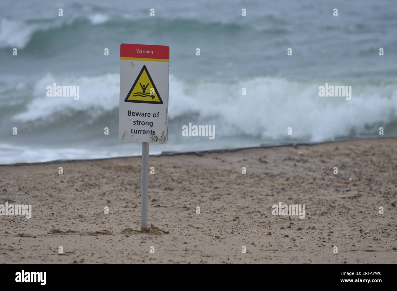 Panneau d'avertissement de courants forts sur Boscombe Beach, Bournemouth, Dorset, Angleterre, Royaume-Uni, 2 août 2023, Météo. Sauvage et venteux avec de fortes averses de pluie pendant que l'été humide continue. Un avertissement météorologique est en place pour les vents forts le long de la côte sud. Crédit : Paul Biggins/Alamy Live News Banque D'Images