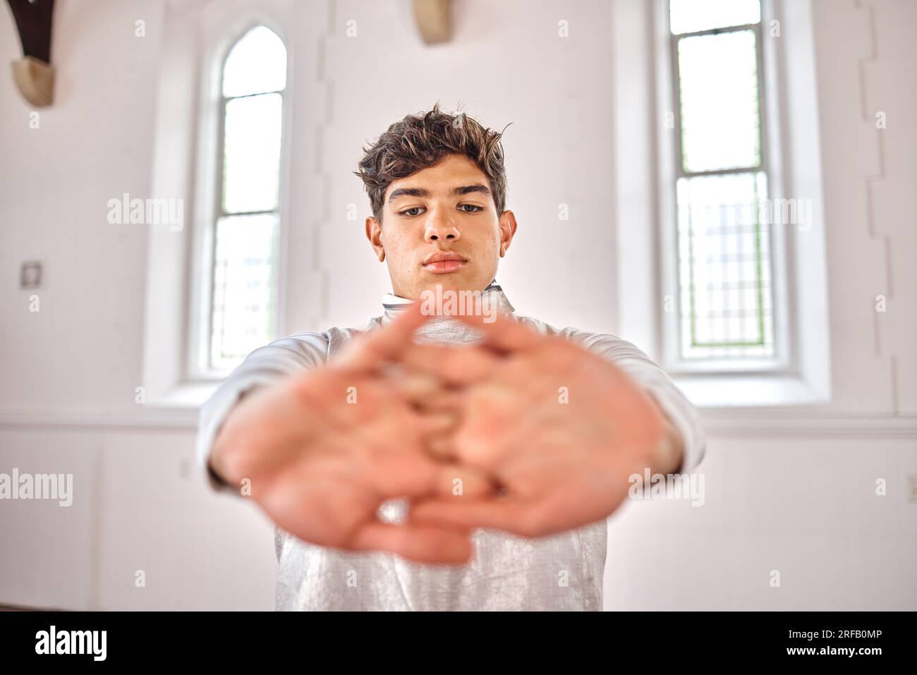 Sports, escrime et étirement de l'homme pour l'entraînement, l'exercice et l'entraînement pour la compétition en studio. Fitness, combat à l'épée et homme échauffent les bras Banque D'Images