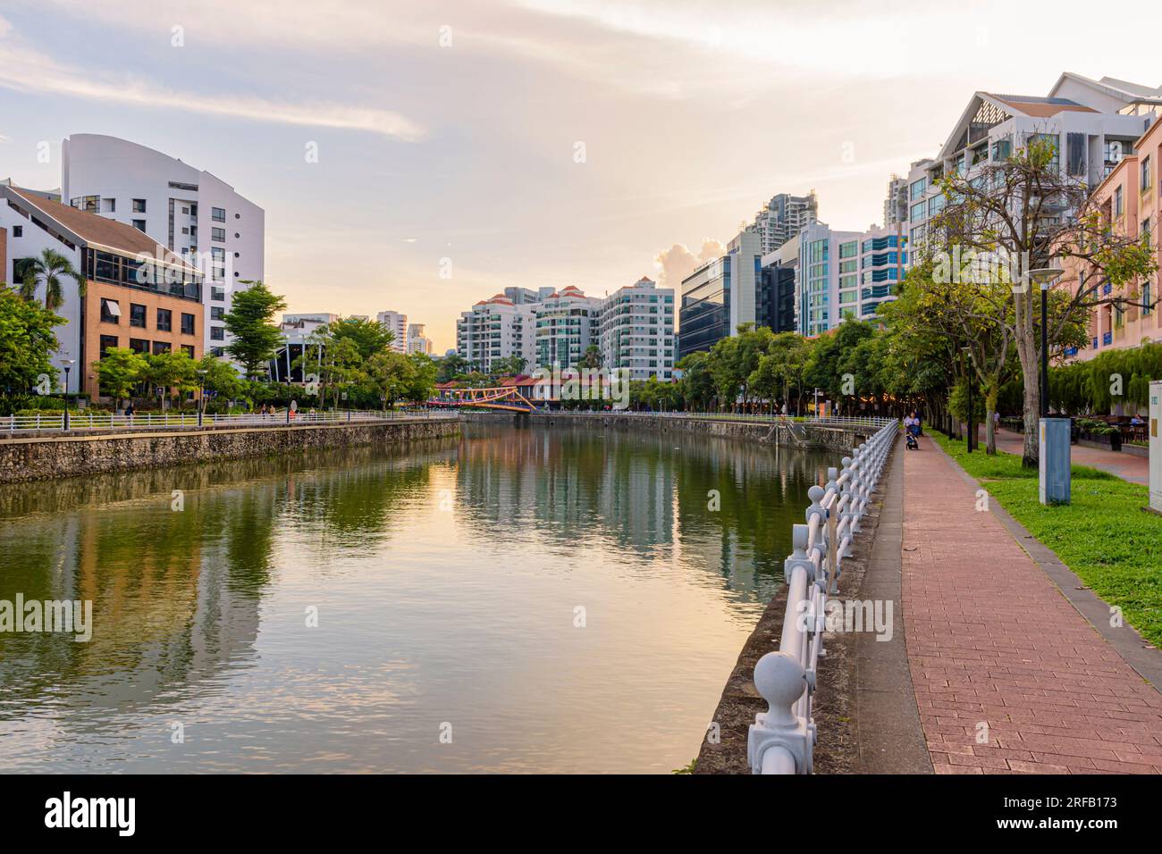 Le sentier pittoresque serpentant le long de la rivière Singapour à Robertson Quay, Singapour Banque D'Images