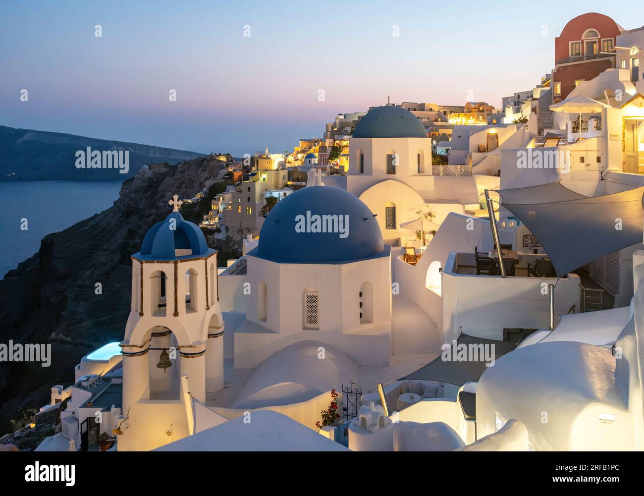 Deux églises à dôme bleu - Agios Spiridonas (St Spyridon) et l'église d'Anastasis (Résurrection) - à la tombée de la nuit, IA (Oia), Santorin, Grèce Banque D'Images
