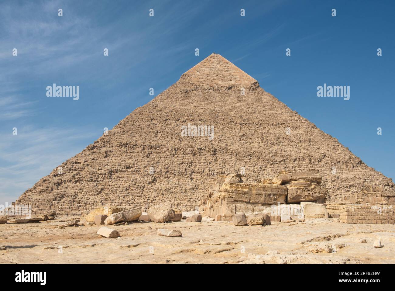 Grande pierre ancienne pyramide égyptienne tombeau à la nécropole du plateau de gizeh au Caire Banque D'Images