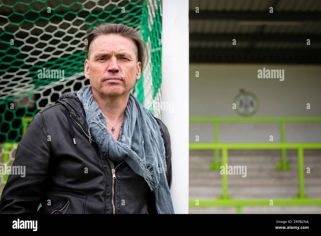 Portrait de Dale Vince, fondateur d'Ecotricity, Stroud et président du Forest Green Rovers football Club, photographié ici sur le terrain de football. Banque D'Images