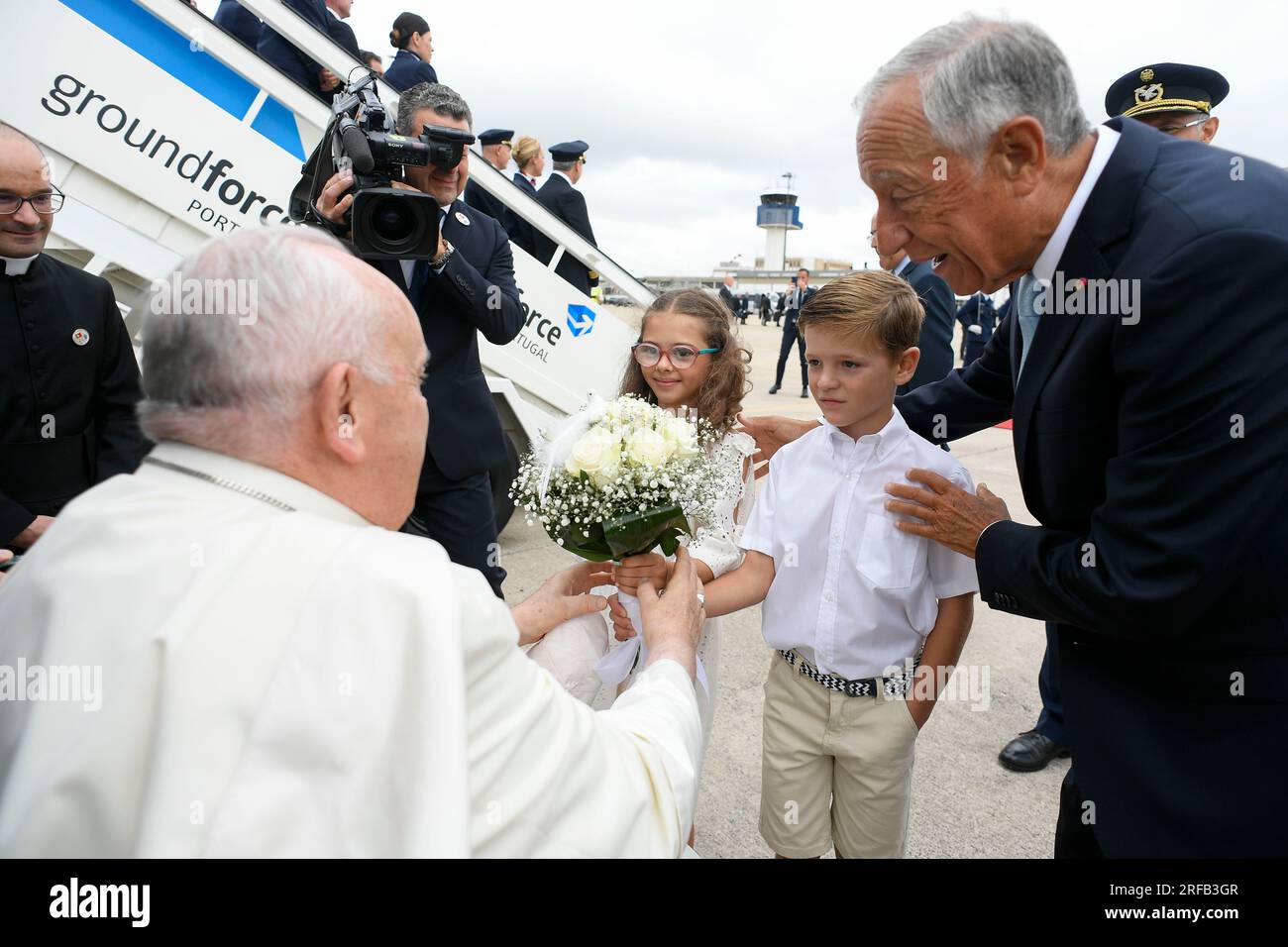 Lisbonne, Portugal. 02 août 2023. Portugal, Lisbonne, 2023/8/2. Le pape François est accueilli par le président portugais Marcelo Rebelo de Sousa (à droite) à son arrivée à la base aérienne de Figo Maduro à Lisbonne, Portugal. Photographie par LES MÉDIAS DU VATICAN/la presse catholique crédit photo : Agence de photo indépendante/Alamy Live News Banque D'Images