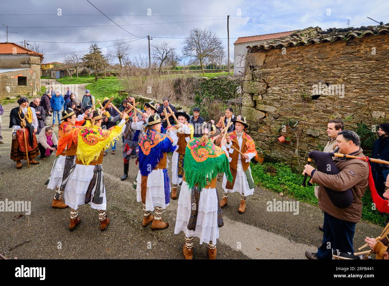 Un groupe folklorique (Pauliteiros de Miranda) qui pratique une danse ibérique guerrière ancienne. Festivités hivernales traditionnelles à Constantim, Miranda do Douro. Banque D'Images