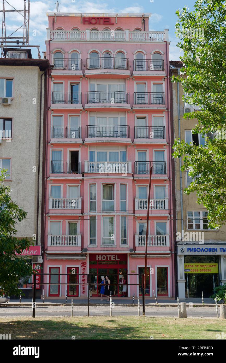 Hôtel de couleur rose dans la ville de Sofia, Bulgarie. 2 août 2023. Banque D'Images