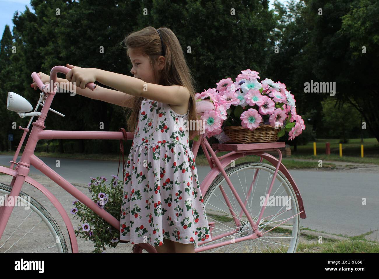 Littlr fille whit le grand vélo vintage Banque D'Images