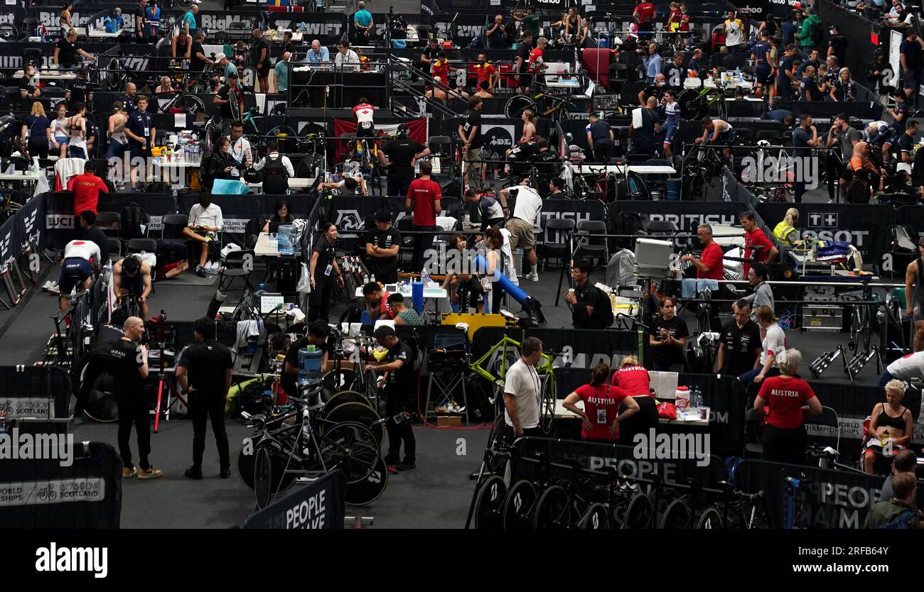 Pilotes et personnel du vélodrome Sir Chris Hoy, avant les Championnats du monde de cyclisme UCI 2023 à Glasgow. Date de la photo : mercredi 2 août 2023. Banque D'Images
