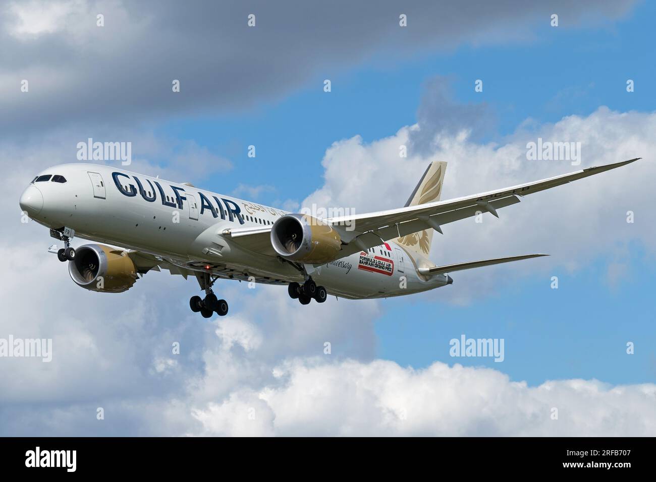 Avion Gulf Air Boeing 787-9 Dreamliner atterrissant à l'aéroport de Londres Heathrow. Londres - 1 août 2023 Banque D'Images