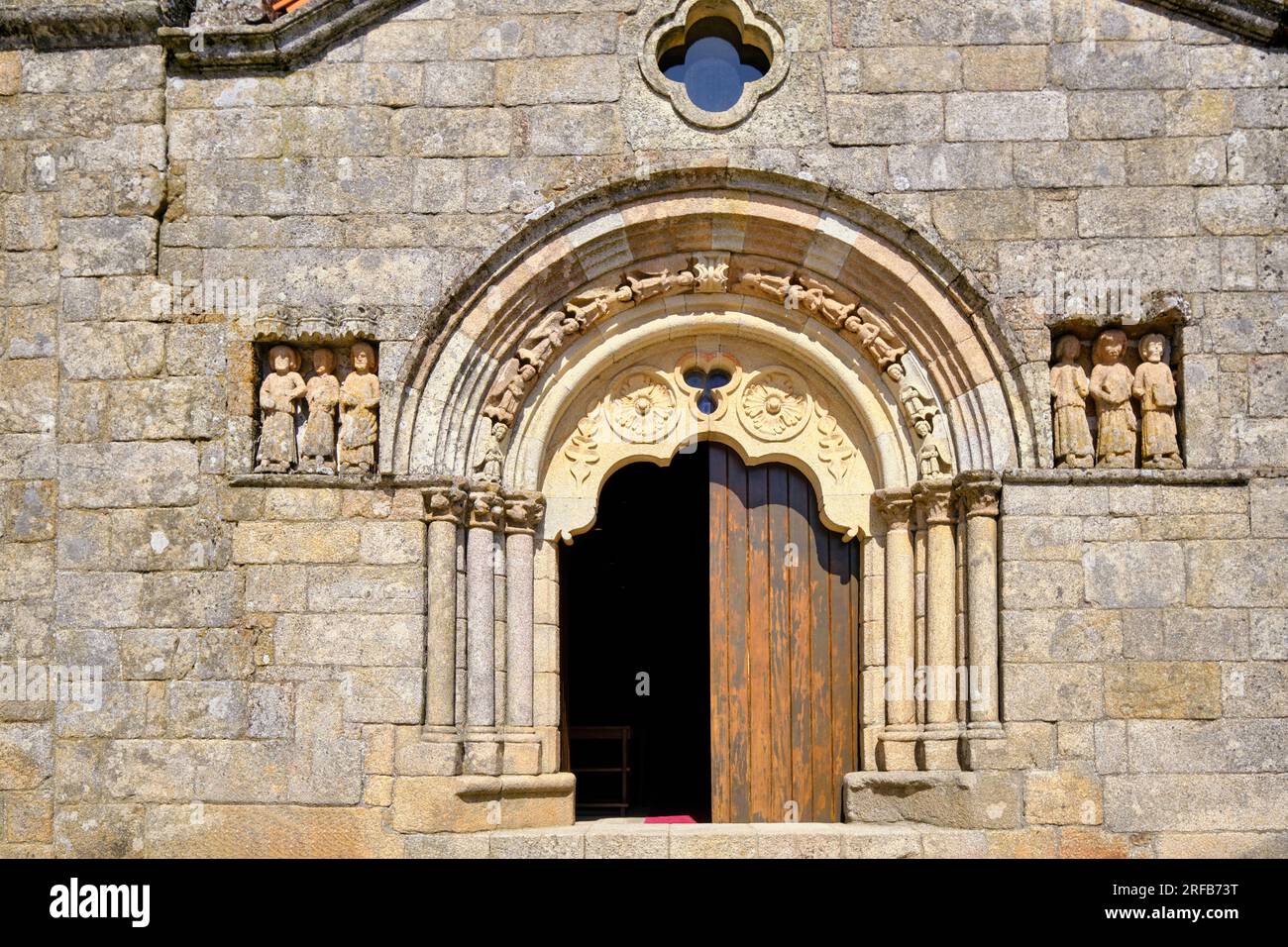 Portail de l'église romane Motherchurch, 12e siècle. Sernancelhe, Beira Alta. Portugal Banque D'Images