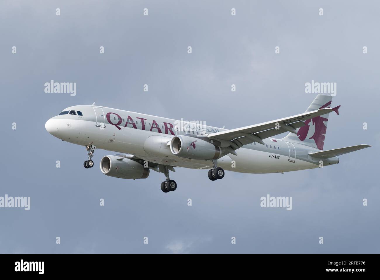 Qatar Airbus A320 atterrissant à l'aéroport de Londres Heathrow. Londres - 1 août 2023 Banque D'Images