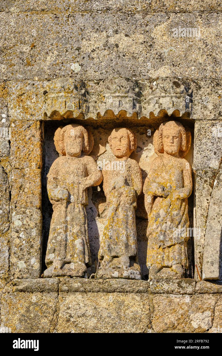 Œuvre de pierre des saints dans le portail de l'église mère romane, 12e siècle. Sernancelhe, Beira Alta. Portugal Banque D'Images