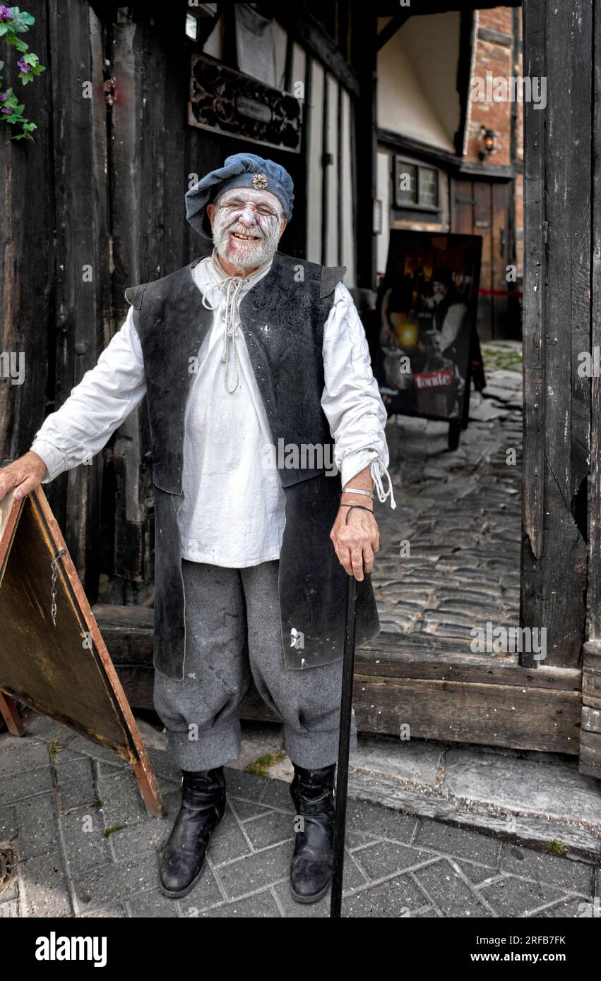 Homme senior habillé en costume traditionnel Tudor à Tudor World, Stratford upon Avon, Angleterre, Royaume-Uni Banque D'Images