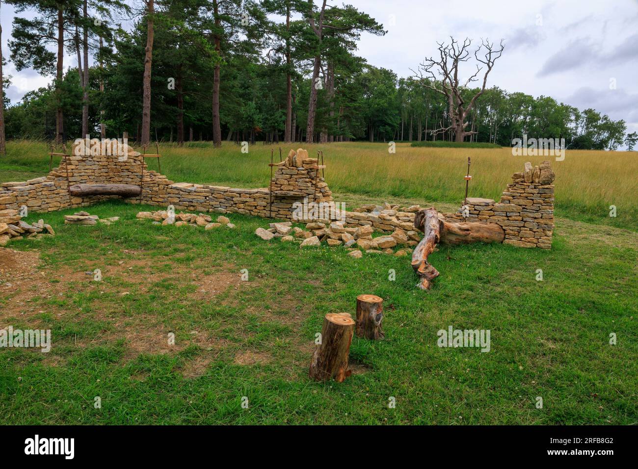 Une construction de mur en pierre sèche et démonstration en cours à 'The Newt in Somersets', nr Bruton, Angleterre, Royaume-Uni Banque D'Images