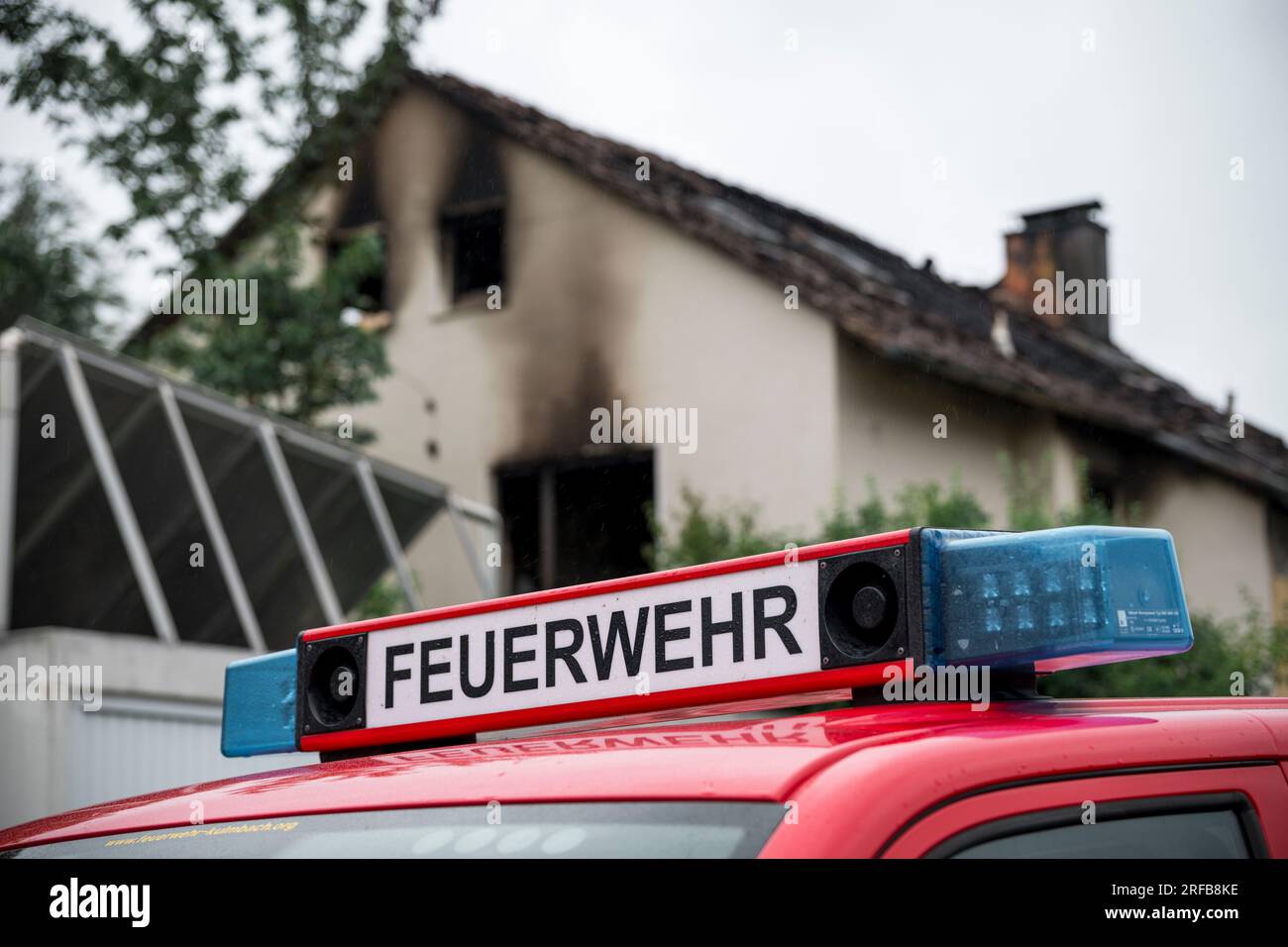 Kulmbach, Allemagne. 02 août 2023. Devant une maison incendiée se trouve un camion de pompiers du service d'incendie. Deux corps ont été retrouvés lors de l'extinction d'un incendie dans une maison unifamiliale mercredi soir. Crédit : Daniel Vogl/dpa/Alamy Live News Banque D'Images