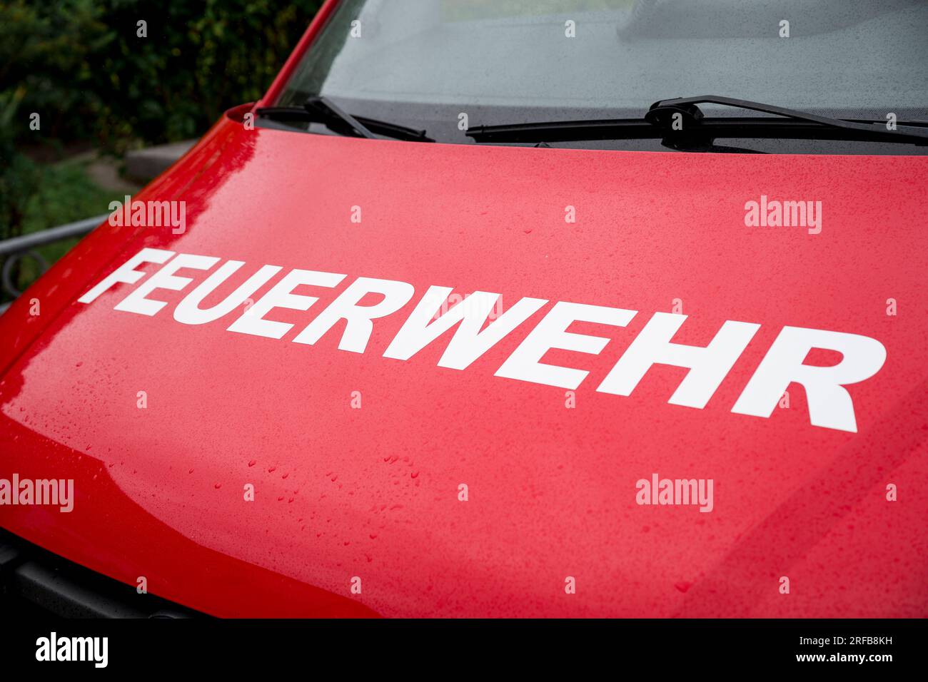 Kulmbach, Allemagne. 02 août 2023. Un camion de pompiers du service d'incendie. Deux corps ont été retrouvés lors de l'extinction d'un incendie dans une maison unifamiliale mercredi soir. Crédit : Daniel Vogl/dpa/Alamy Live News Banque D'Images