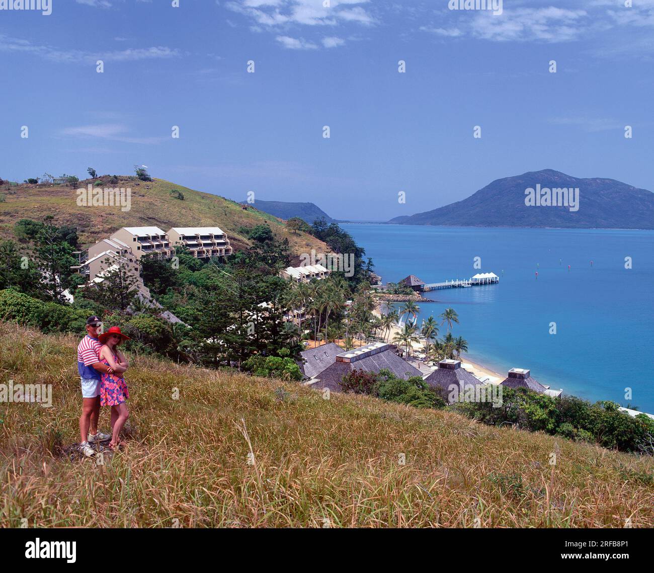 Australie. Queensland. Whitsundays. Lindeman Island. Couple debout sur la colline. Banque D'Images