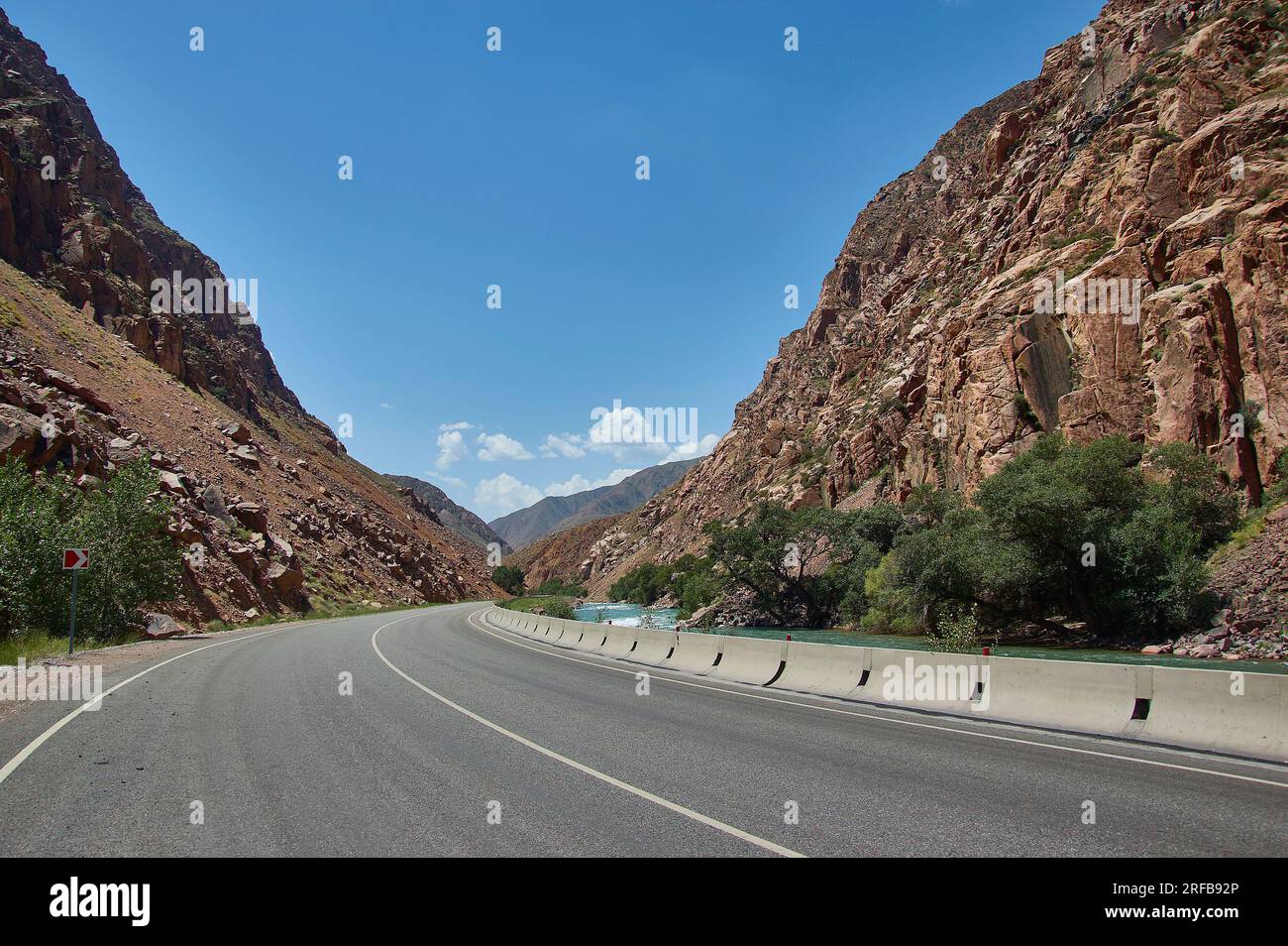 Nouvelle route Nord-Sud, canyon de la rivière Kekemeren, Kirghizistan. Banque D'Images