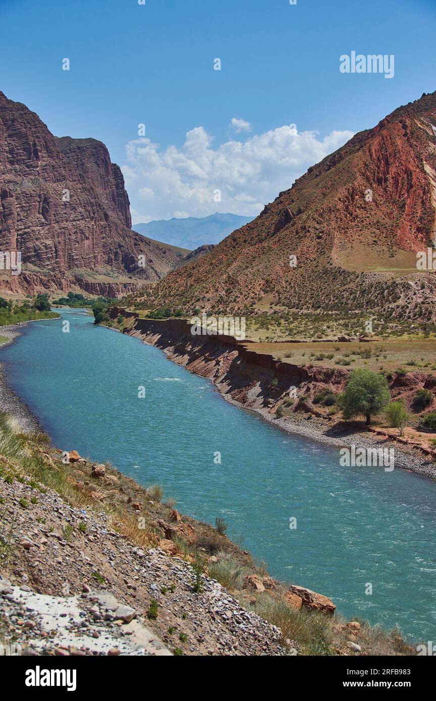 Nouvelle route Nord-Sud, canyon de la rivière Kekemeren, Kirghizistan. Banque D'Images