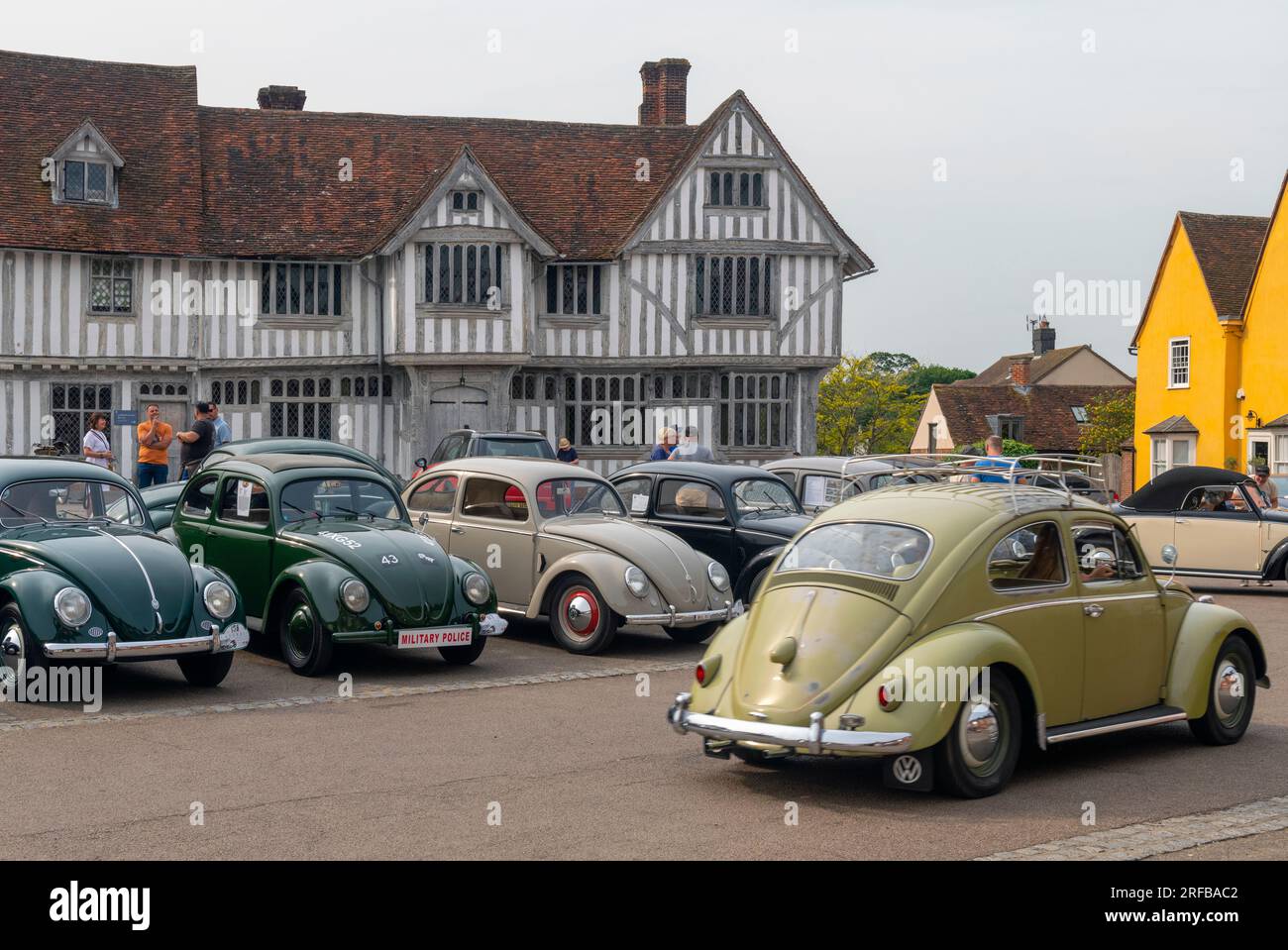 Royaume-Uni, Angleterre, Suffolk, Lavenham, Market Square, VW Beetles Banque D'Images