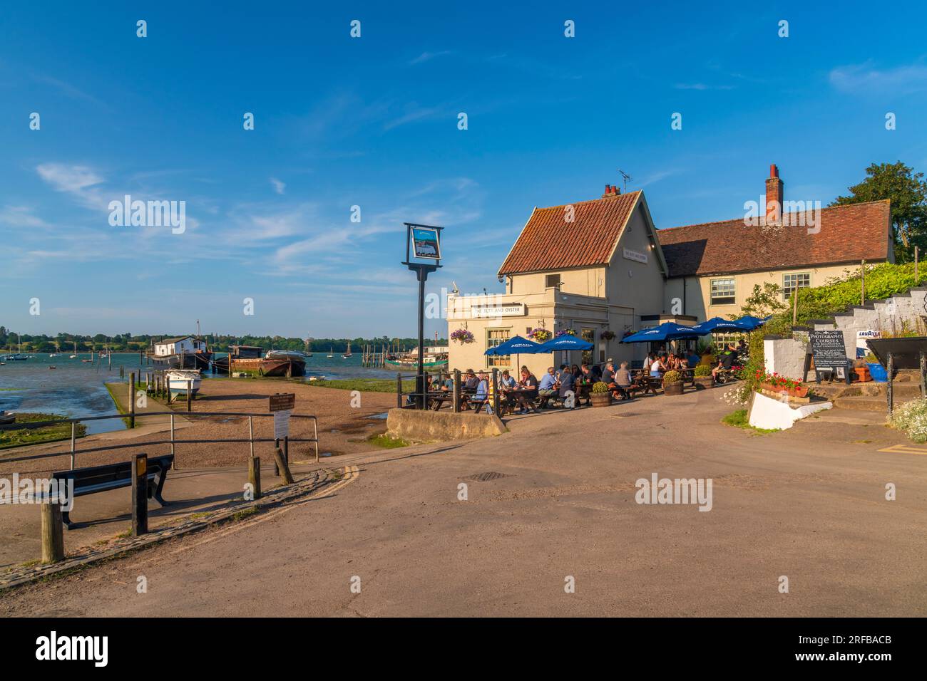 Royaume-Uni, Angleterre, Suffolk, PIN Mill, The Butt et Oyster Pub à côté de la rivière Orwell Banque D'Images