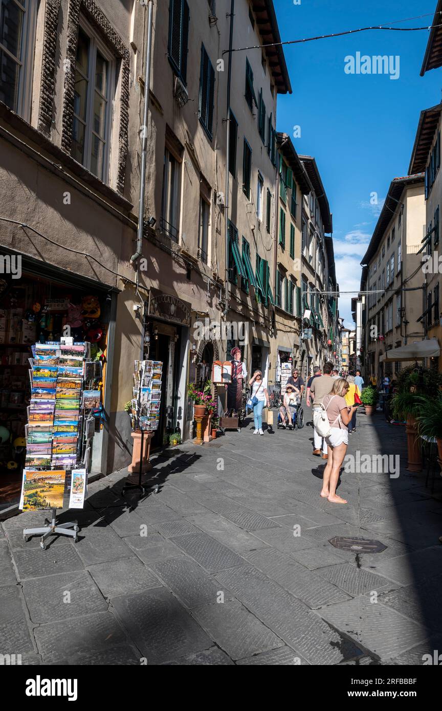 L'une des nombreuses rues principales médiévales étroites, populaire auprès des touristes est via S.Padino dans la ville de Lucca dans la région toscane de l'Italie. Banque D'Images