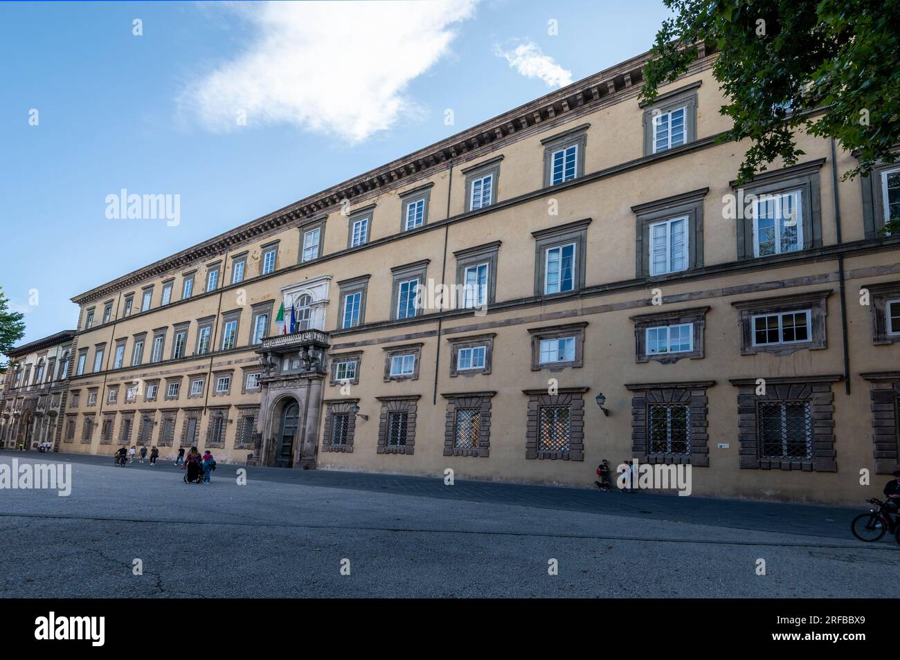 Le long Palazzo Ducale (Palais Ducal) est maintenant connu sous le nom de Palazzo della Provincia (Palais de la province) sur la Piazza Napoleone dans la ville de Lucques Banque D'Images