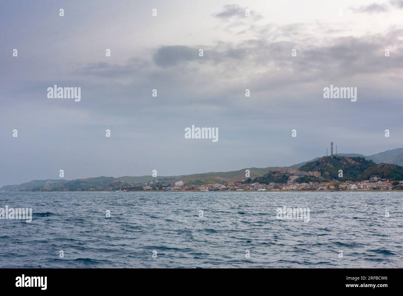 Une journée exceptionnellement sombre au large de la côte sud de l'Italie à Brancaleone-Marina, Calabre, Italie du sud Banque D'Images