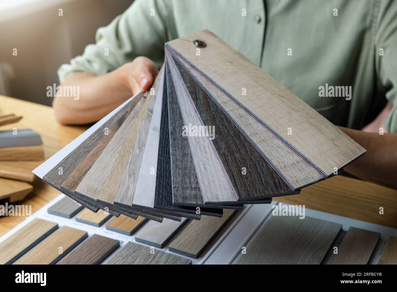 concepteur montrant des échantillons de sol en vinyle de texture bois Banque D'Images