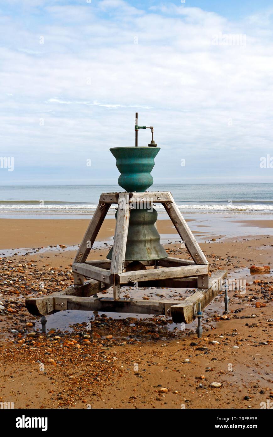 The Spirit of Happisburgh Time et installation de cloche de marée située sur la plage entre les eaux basses et hautes à Happisburgh, Norfolk, Angleterre, Royaume-Uni. Banque D'Images