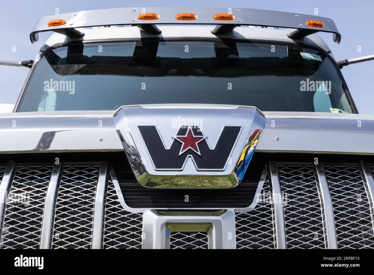 Indianapolis - 1 août 2023 : exposition de camions à benne basculante Western Star dans un concessionnaire. WESTERN Star appartient à Daimler Trucks North America. Banque D'Images