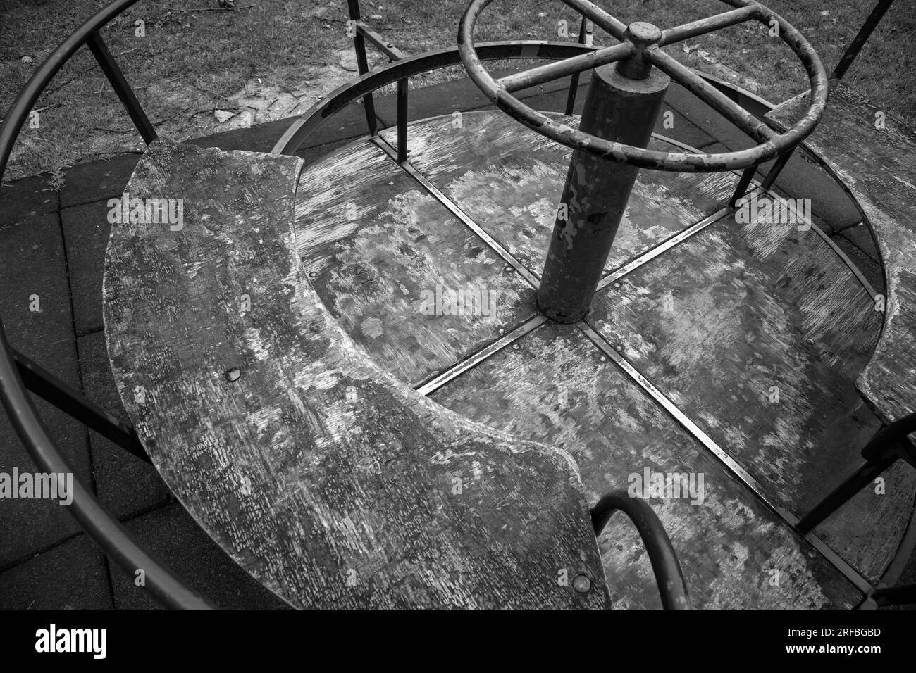 Photo en noir et blanc du carrousel détruit Banque D'Images
