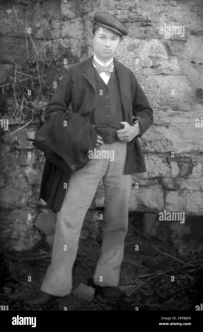 Jeune homme endimanche des environs de Bourmont en haute-Marne (haute Marne), vers 1880. Photographie. Collection Ducos. Banque D'Images