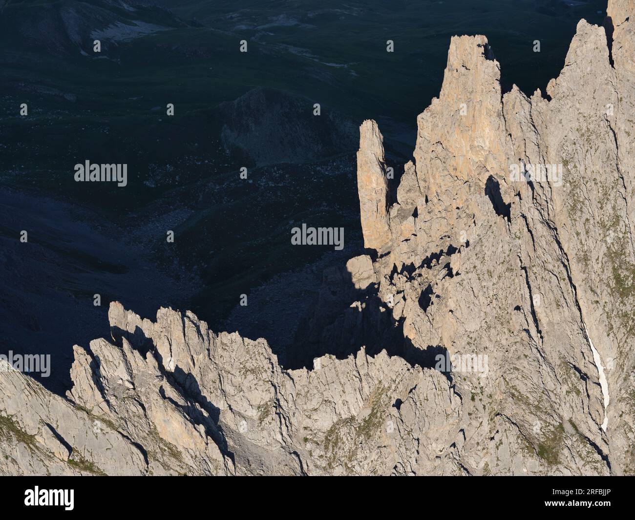 VUE AÉRIENNE. Curiosité géologique sur la commune de Valloire surplombant la route menant au col du Galibier. Savoie, France. Banque D'Images