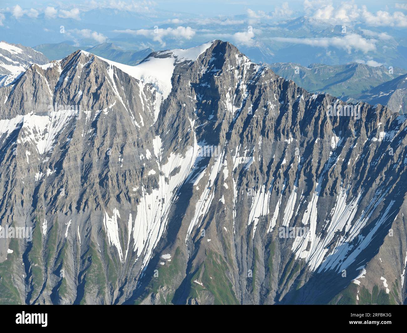 VUE AÉRIENNE. Côté sud du mont Grande casse (altitude : 3855m), il s'agit du plus haut sommet du massif de la Vanoise. Auvergne-Rhône-Alpes, France. Banque D'Images