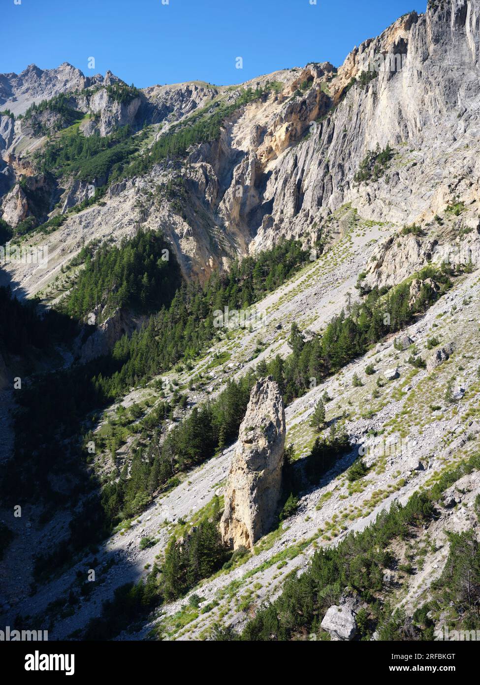 VUE AÉRIENNE. Curiosité géologique à Pian Del Colle dans la haute vallée de Susa. Bardonecchia. Ville métropolitaine de Turin, Piémont, Italie. Banque D'Images