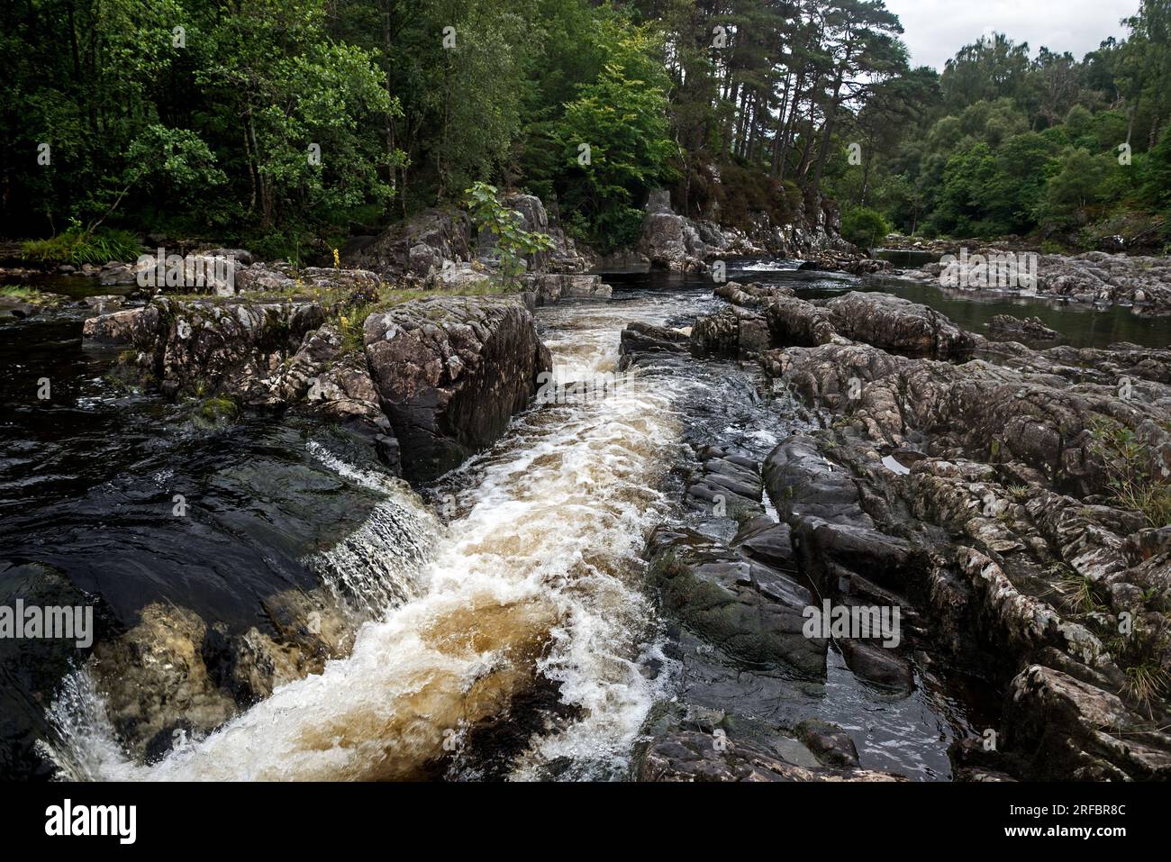 Rapides d'eau vive sur la rivière Tummel près de Pitlochry dans le Perthshire, Écosse, Royaume-Uni. Banque D'Images