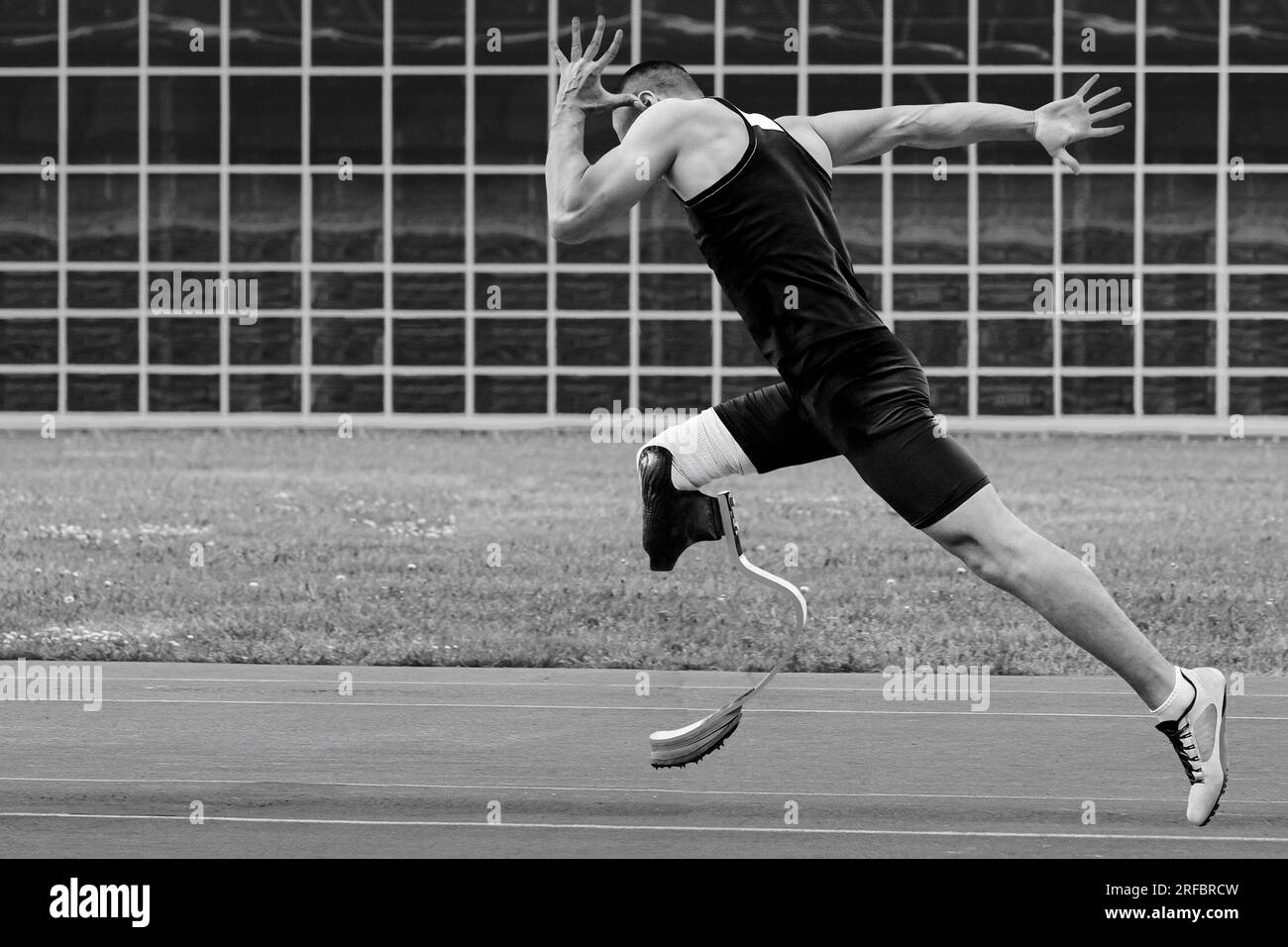homme athlète handicap course de sprint à la compétition d'athlétisme, photo noir et blanc Banque D'Images