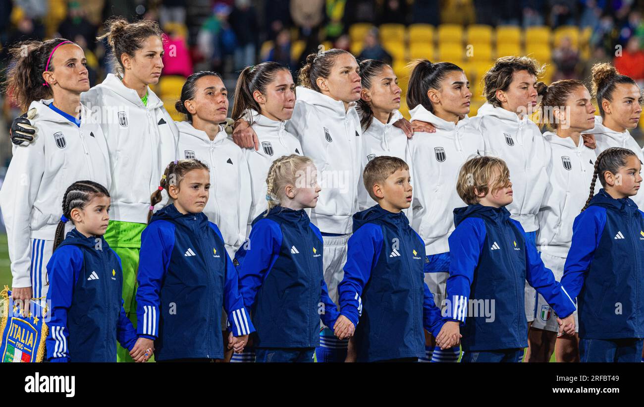 Wellington, Wellington, Nouvelle-Zélande. 2 août 2023. L'équipe nationale italienne chante son hymne national 'il canto degli italiani' avant le coup d'envoi du match du Groupe G de la coupe du monde féminine de la FIFA 2023 entre l'Afrique du Sud et l'Italie au Wellington Regional Stadium à Wellington, Nouvelle-Zélande (image de crédit : ©James Foy/Alamy Live News) Banque D'Images