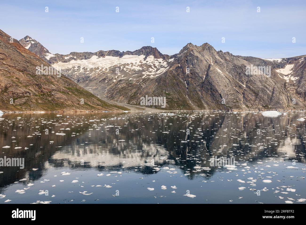 belle image de paysage arctique de montagnes rocheuses et glacier avec de la neige reflétée dans l'eau calme du son prince christian groenland Banque D'Images