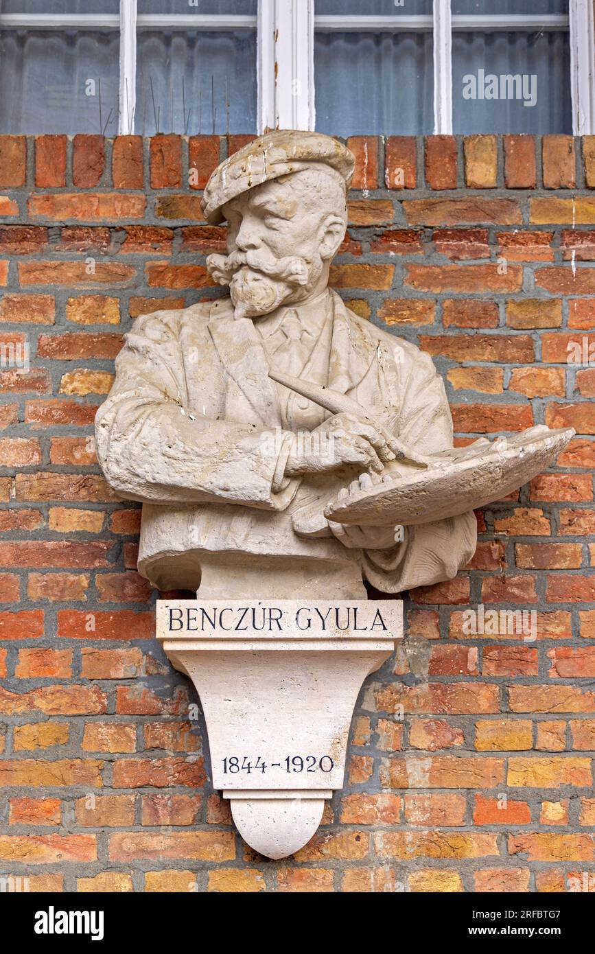 Szeged, Hongrie - 30 juillet 2022 : buste commémoratif de Benczur Gyula célèbre peintre hongrois professeur d'art monument historique. Banque D'Images