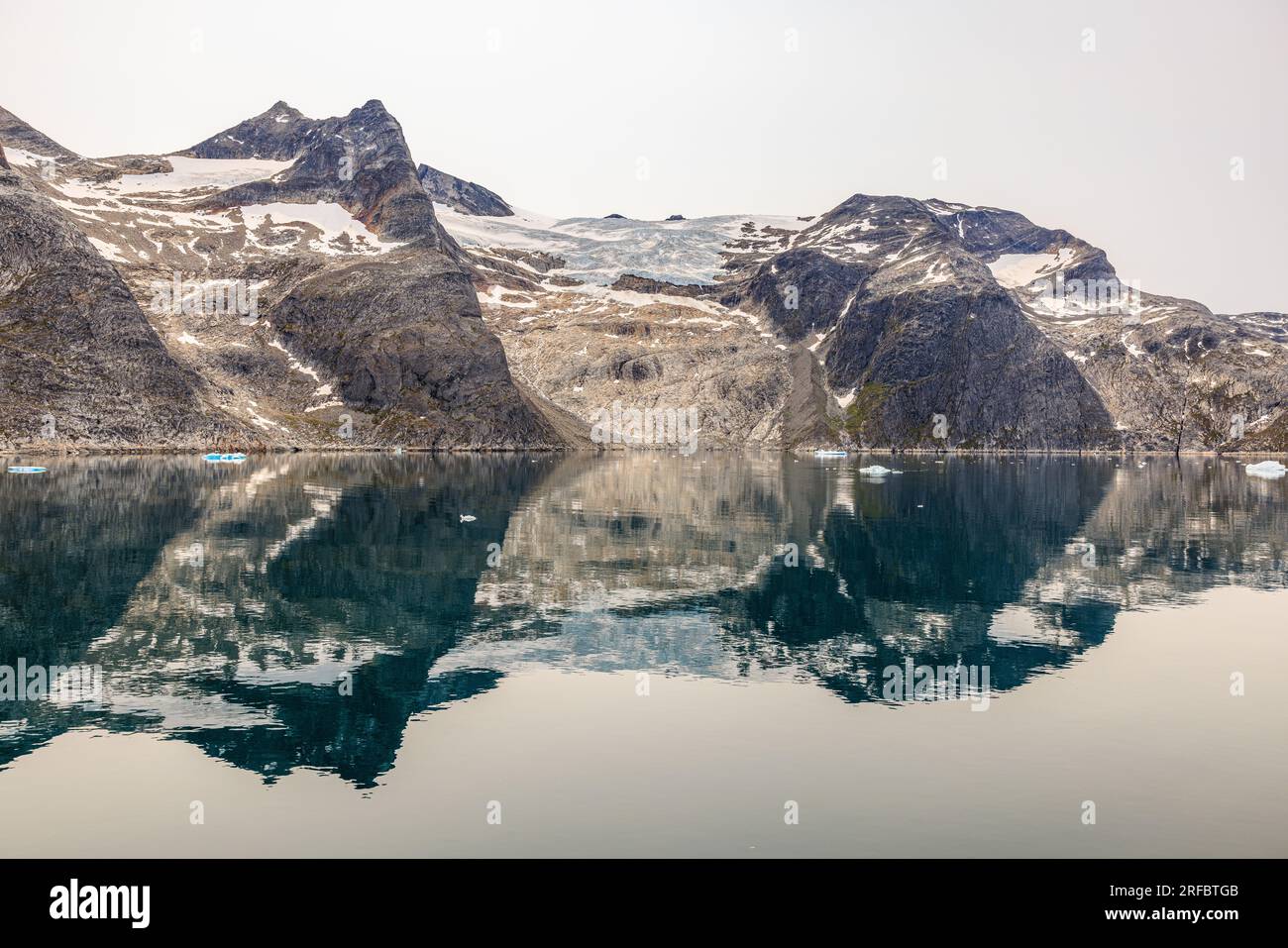 belle image de paysage arctique de montagnes rocheuses et glacier avec de la neige reflétée dans l'eau calme du son prince christian groenland Banque D'Images