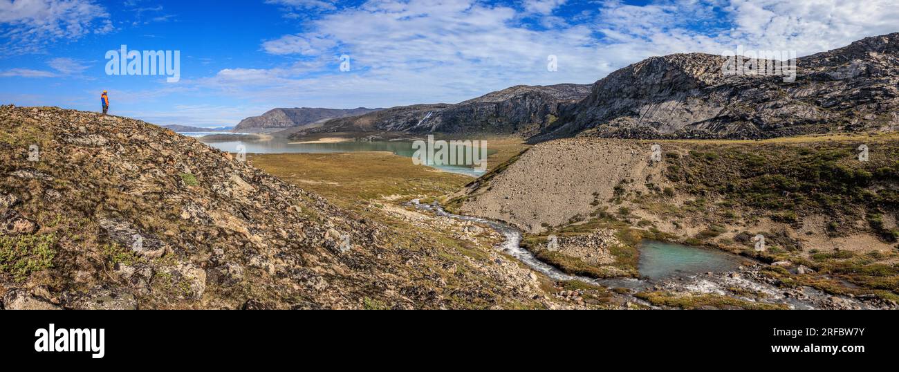 image panoramique du glacier eqip sermia et de l'embouchure de la rivière adjacente et de la baie montagneuse au groenland Banque D'Images