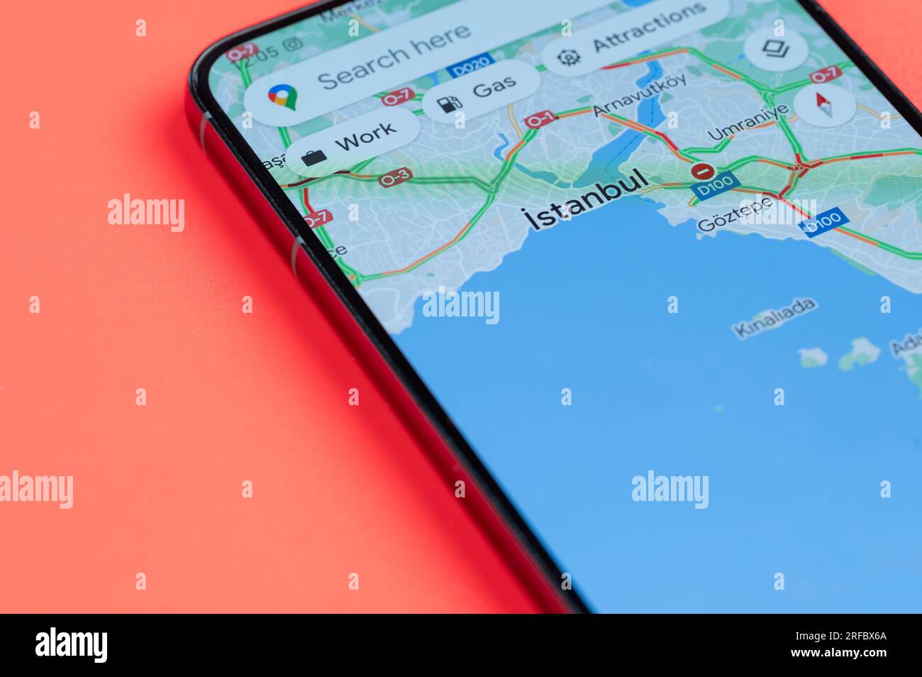 New York, États-Unis - 21 juillet 2023 : Istanbul distribution du trafic automobile dans google maps sur écran smartphone vue rapprochée avec fond rouge Banque D'Images