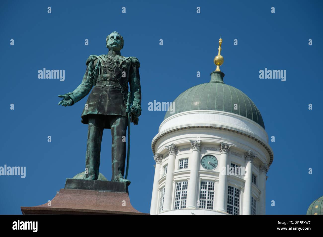 Statue du Grand-Duc de Finlande Alexandre II devant la cathédrale sur la place du Sénat Helsinki, Finlande Banque D'Images